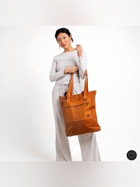 Thread wallets nwt  Bag in “honey” - Everyday Women’s Shoulder Bag